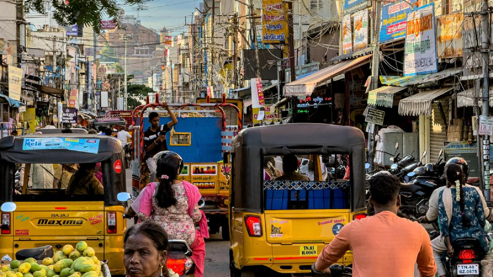 திருச்சி செந்தண்ணீர்புரம் சர்வீஸ் சாலையில் கடும் போக்குவரத்து நெரிசல்: வாகன ஓட்டிகள் அவதி!