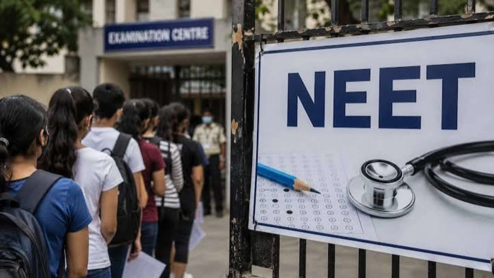 5 நிமிட தாமதம் – பறிபோன மருத்துவர் கனவு: NEET தேர்வு மையத்தில் கண்ணீர் வடித்த பெற்றோர்